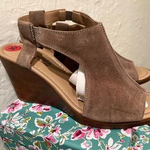 Sophia Milano Italian Leather Wedge Sandals, 10-never worn.